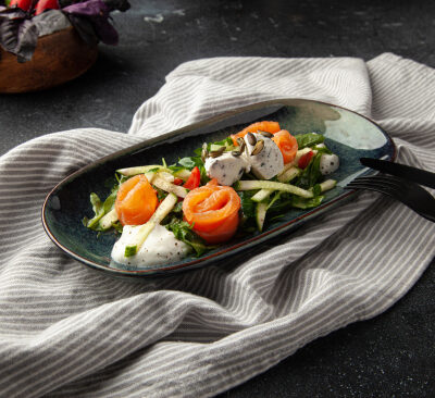 Салат с лососем и рукколой